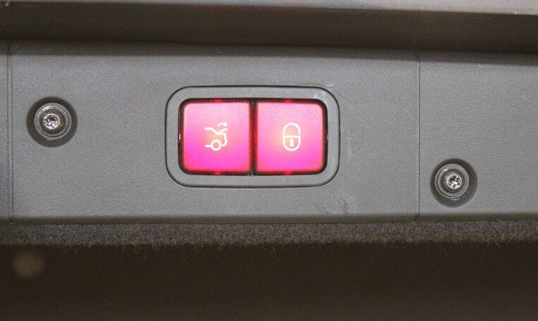 shenis-auto-trend-independent-european-car-specialist-vehicles-2008-mercedes-e550-4-matic-12