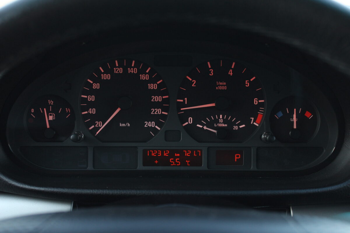 2004-BMW-325Xi-Touring-01